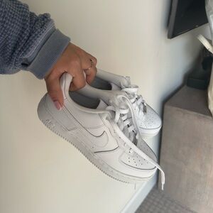 White air forces never worn size 5 BIG KIDS, I’m a 6.5 women’s fits me
